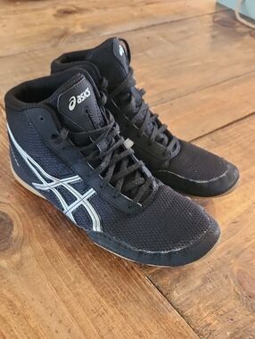 ASICS Men’s Black and White High-Top Athletic Wrestling Shoes